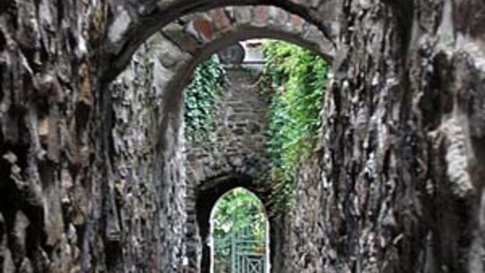 Kadan, Executioner's Alley (narrowest street in CR) Kadan, Executioner's Alley (narrowest street in CR)