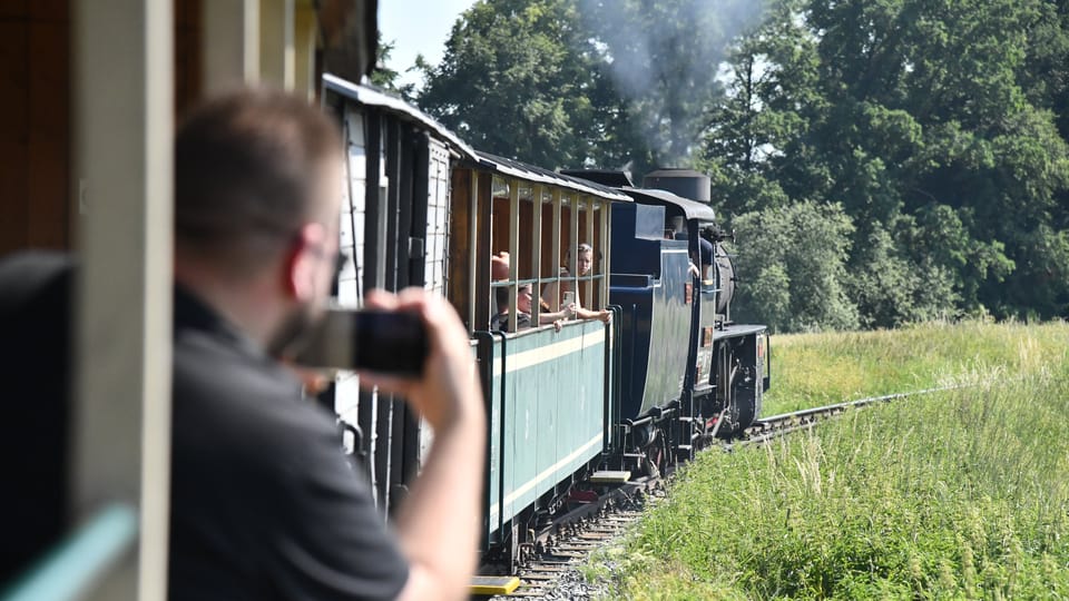 The steam locomotive is mainly for tourists,  but the regular diesel train is also interesting | Photo: Břetislav Tureček,  Radio Prague International