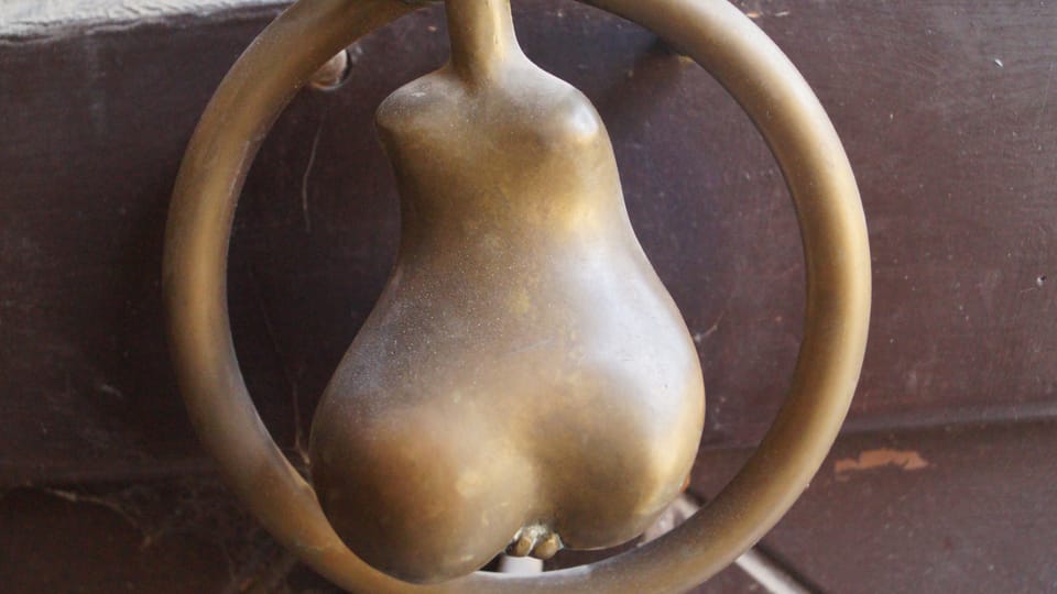 Door knocker on the house "At the Golden Pear" | Photo: Radio Prague International Door knocker on the house "At the Golden Pear" | Photo: Radio Prague International
