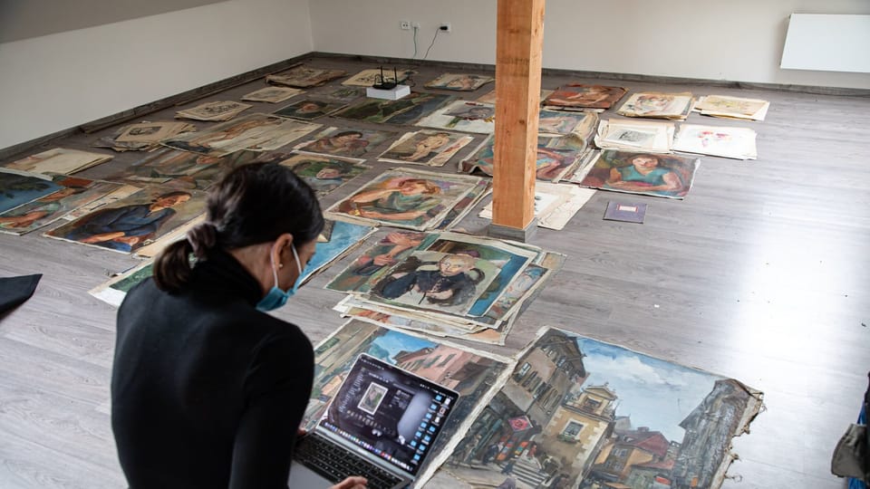 Initial examination of the canvases | Photo: Dana Cabanová, Jewish Museum Prague Initial examination of the canvases | Photo: Dana Cabanová, Jewish Museum Prague
