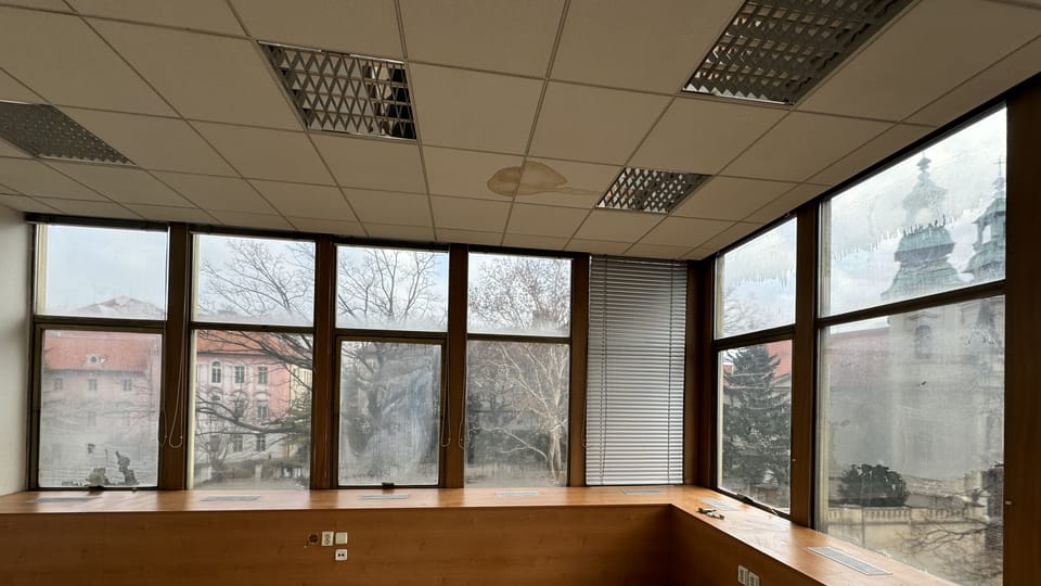 Bucket in IPR building catches water from leaking ceiling | Photo: Jiří Štefl, Czech Radio Bucket in IPR building catches water from leaking ceiling | Photo: Jiří Štefl, Czech Radio