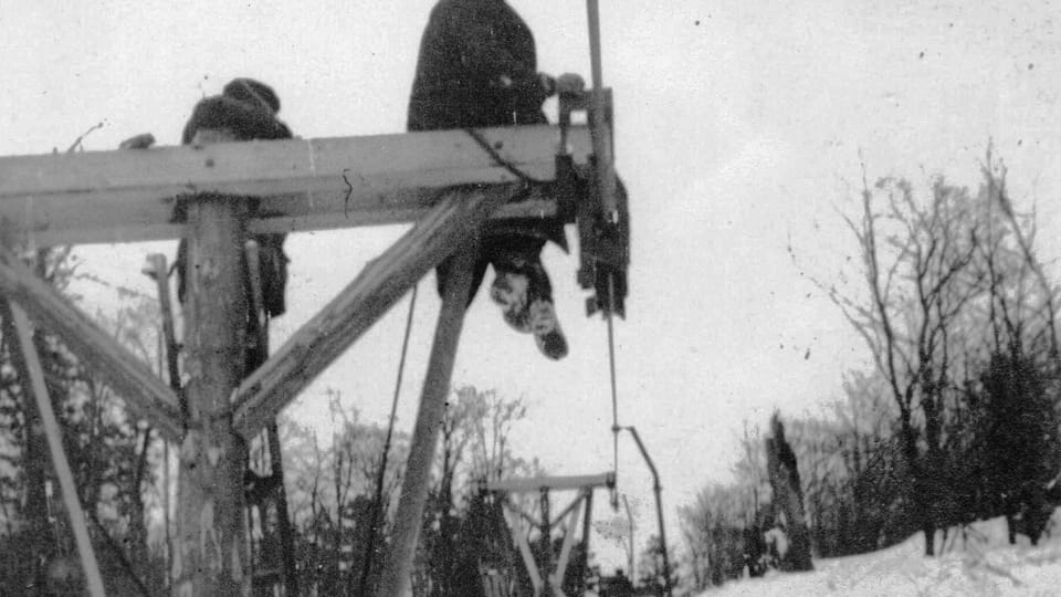 Installation of the cableway to Pustevny in 1940 | Photo: Archive of Jan Šrubař/ Podhorská jednota Radhošť Installation of the cableway to Pustevny in 1940 | Photo: Archive of Jan Šrubař/ Podhorská jednota Radhošť