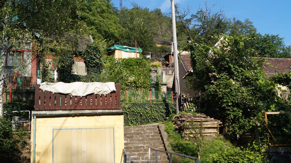The path between the houses in Podmoráň leads to a nice viewpoint | Photo: Miloš Turek, Radio Prague International The path between the houses in Podmoráň leads to a nice viewpoint | Photo: Miloš Turek, Radio Prague International