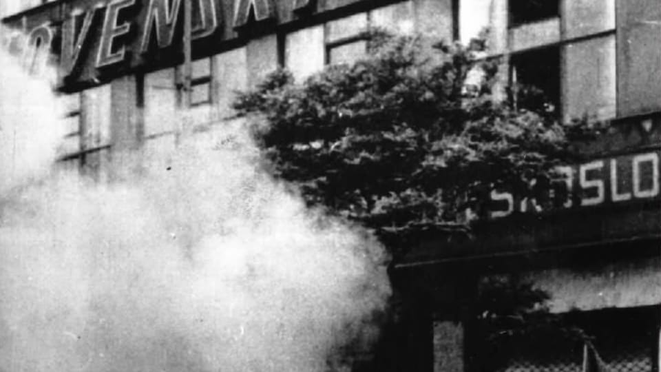 In front of the Czechoslovak Radio building, August 1968 | Photo: APF Czech Radio In front of the Czechoslovak Radio building, August 1968 | Photo: APF Czech Radio