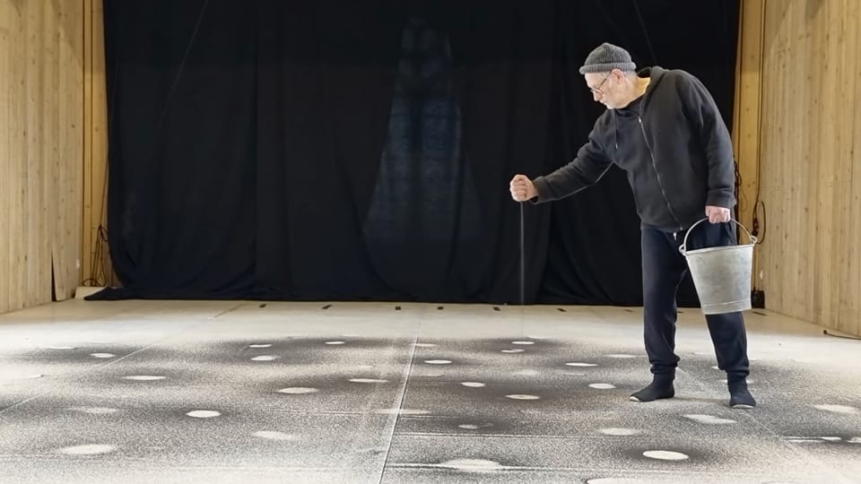 Ueli Hirzel,  Linet Andrea Black Sand | Photo: SANDWORKS BLACK SAND/KoresponDance