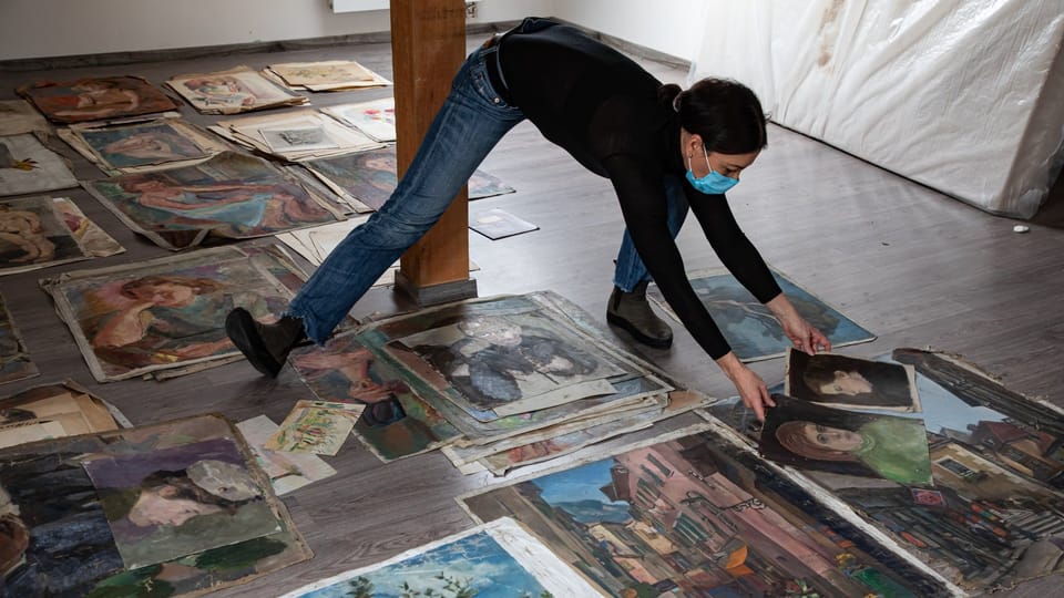 Initial examination of the canvases | Photo: Dana Cabanová, Jewish Museum Prague Initial examination of the canvases | Photo: Dana Cabanová, Jewish Museum Prague