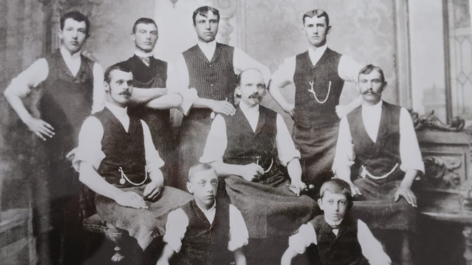 Ferdinand Porsche and the journeymen of his father's tinsmith's shop, photo repro | Photo: Till Janzer, Radio Prague International Ferdinand Porsche and the journeymen of his father's tinsmith's shop, photo repro | Photo: Till Janzer, Radio Prague International