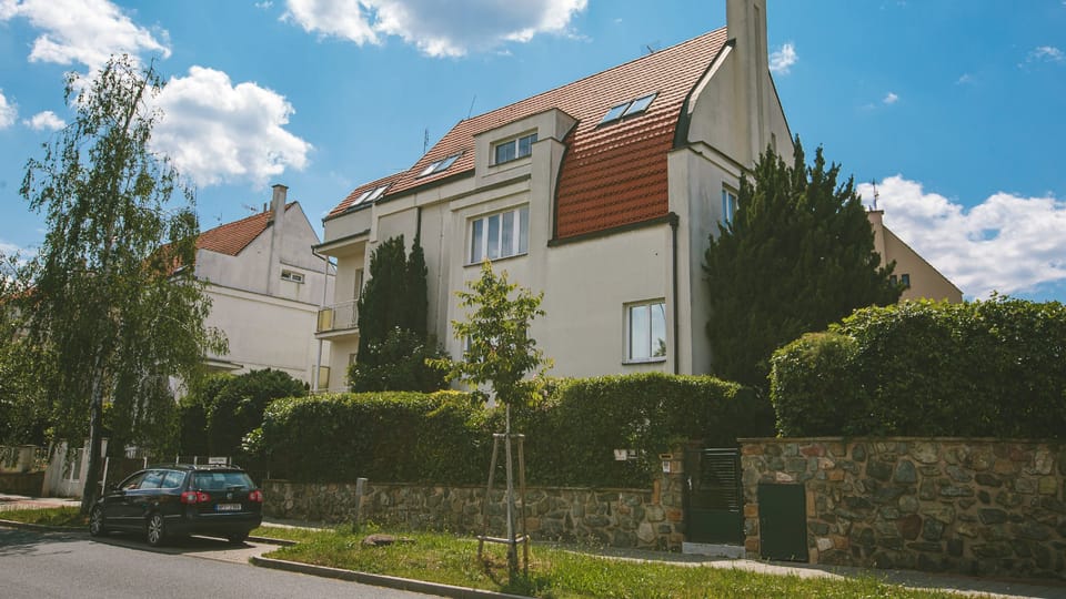 At the beginning of the 1920s, the building cooperative "Rodina" was building a garden villa colony on Žlutý Hill. Bohuslav Fuchs designed the villa, which was then realized in various modifications in 1923-1924 | Photo: Jana Volková, Czech Radio At the beginning of the 1920s, the building cooperative "Rodina" was building a garden villa colony on Žlutý Hill. Bohuslav Fuchs designed the villa, which was then realized in various modifications in 1923-1924 | Photo: Jana Volková, Czech Radio
