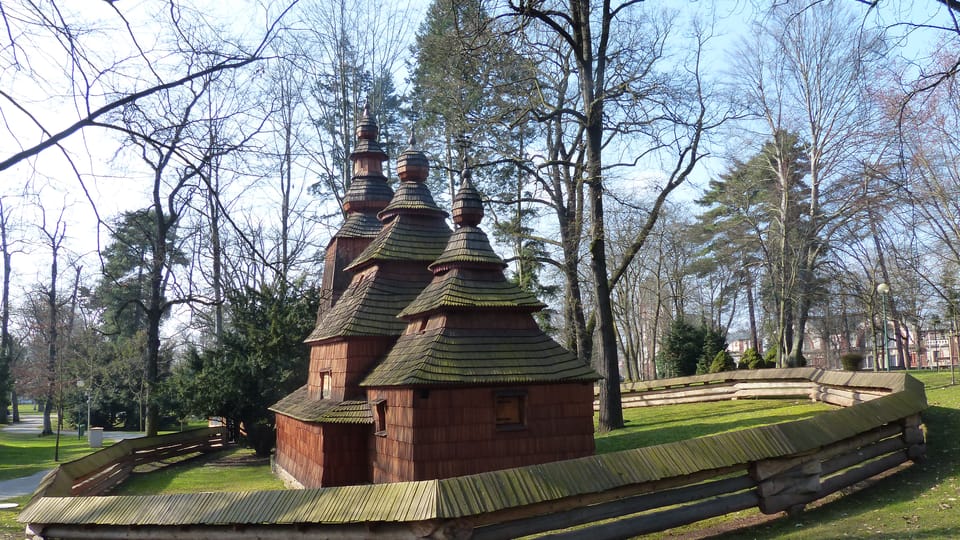 The wooden church of St. Mikuláš in Hradec Králové belongs to the group of saved Slovak churches registered on the UNESCO list | Photo: Klára Stejskalová, Radio Prague International The wooden church of St. Mikuláš in Hradec Králové belongs to the group of saved Slovak churches registered on the UNESCO list | Photo: Klára Stejskalová, Radio Prague International