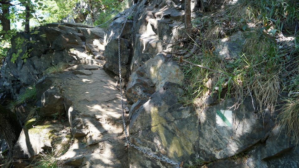 There are chains on some sections of the trail for safety reasons | Photo: Miloš Turek, Radio Prague International There are chains on some sections of the trail for safety reasons | Photo: Miloš Turek, Radio Prague International