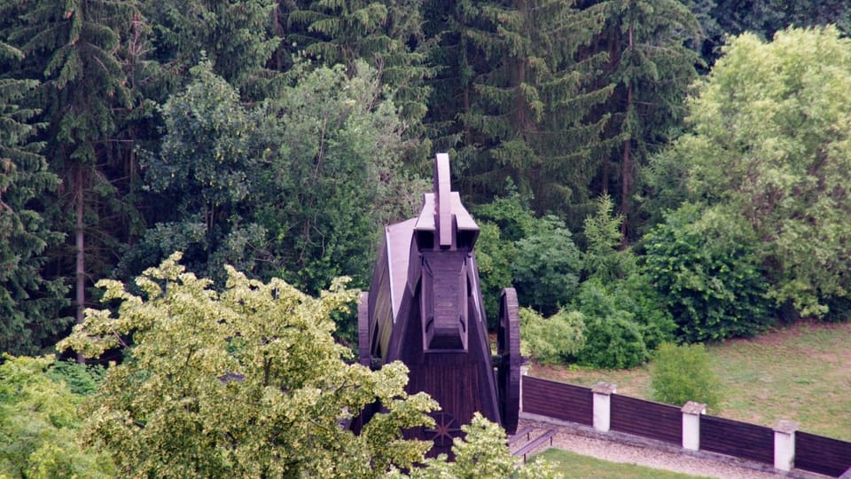 Trojan Horse stands in the surroundings of the Bouzov Castle | Photo: Miroslav Kobza, Czech Radio Trojan Horse stands in the surroundings of the Bouzov Castle | Photo: Miroslav Kobza, Czech Radio