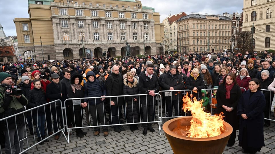 Litting a commemorative fire on Jan Palach Square | Photo: René Volfík, iROZHLAS.cz Litting a commemorative fire on Jan Palach Square | Photo: René Volfík, iROZHLAS.cz