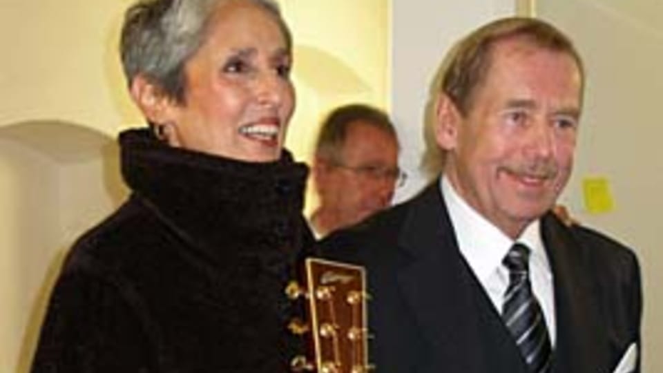 Joan Baez and Václav Havel, photo: Linda Mastalir Joan Baez and Václav Havel, photo: Linda Mastalir