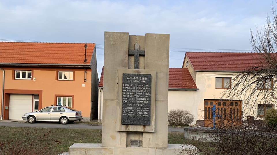 Bohuslav Fuchs' first project in his native Všechovice was a memorial to the victims of the First World War | Photo: Jana Zemková, Czech Radio Bohuslav Fuchs' first project in his native Všechovice was a memorial to the victims of the First World War | Photo: Jana Zemková, Czech Radio
