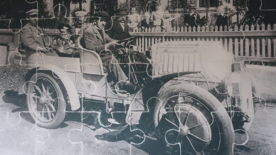 Ferdinand Porsche drive with his father and brother in the Lohner-Porsche Mixte, photo repro | Photo: Till Janzer, Radio Prague International Ferdinand Porsche drive with his father and brother in the Lohner-Porsche Mixte, photo repro | Photo: Till Janzer, Radio Prague International