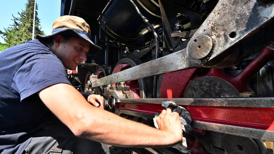 Regular maintenance of locomotive U 57.001,  which was manufactured by Škoda in the 1930s for the Yugoslav Railways | Photo: Břetislav Tureček,  Radio Prague International
