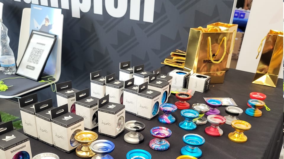 Sale of yo-yos in the foyer | Photo: Emely Sander,  Radio Prague International