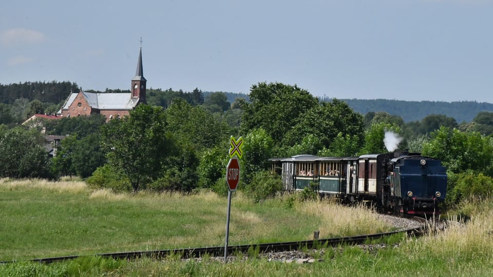 The steam train departs from Liptaň and continues on to Osoblaha | Photo: Břetislav Tureček,  Radio Prague International