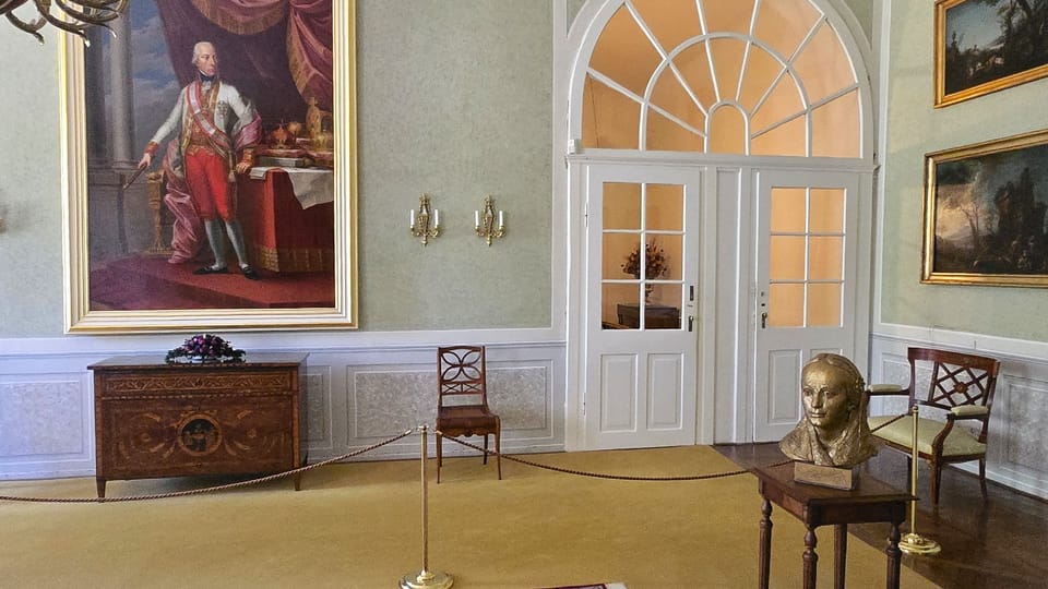 Portrait of Emperor Francis I and bust of Božena Němcová on the right | Photo: Vladislava Wildová, Czech Radio Portrait of Emperor Francis I and bust of Božena Němcová on the right | Photo: Vladislava Wildová, Czech Radio