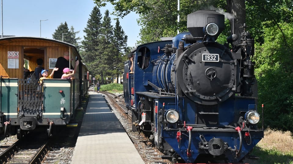 The steam locomotive will soon depart from Osoblaha on a special train back to Třemešná | Photo: Břetislav Tureček,  Radio Prague International