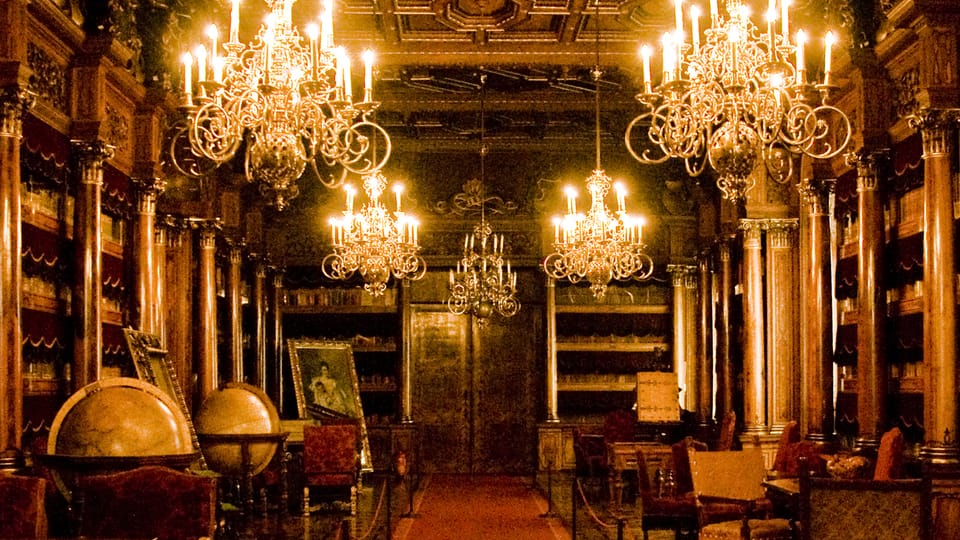 The library at Hluboká Castle boasts 12 000 volumes, photo: Vít Pohanka / Czech Radio The library at Hluboká Castle boasts 12 000 volumes, photo: Vít Pohanka / Czech Radio