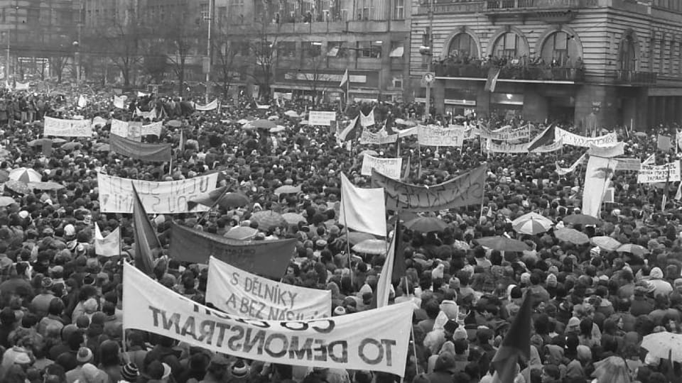 One of the demonstrations on Wenceslas Square during Velvet Revolution | Photo: Dušan Bouška,  Czech Radio