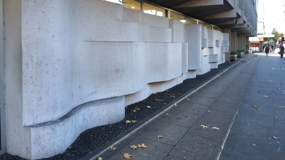 Wave-like wall that is part of the Brutalist structure, photo: Ian Willoughby Wave-like wall that is part of the Brutalist structure, photo: Ian Willoughby