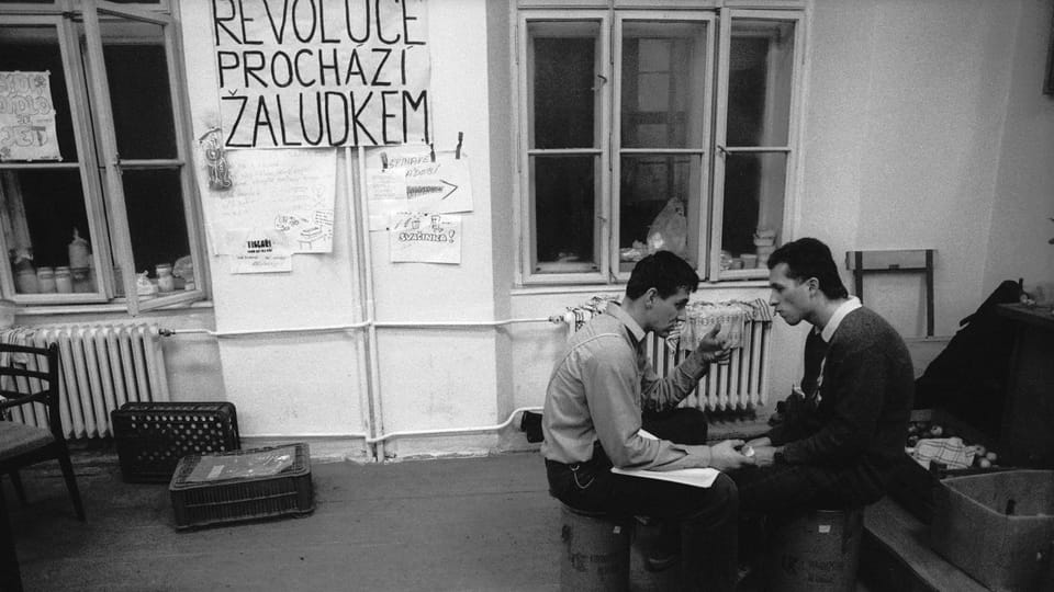 Students snacking during the strike of 89' in Olomouc, photo: Petr Zatloukal Students snacking during the strike of 89' in Olomouc, photo: Petr Zatloukal