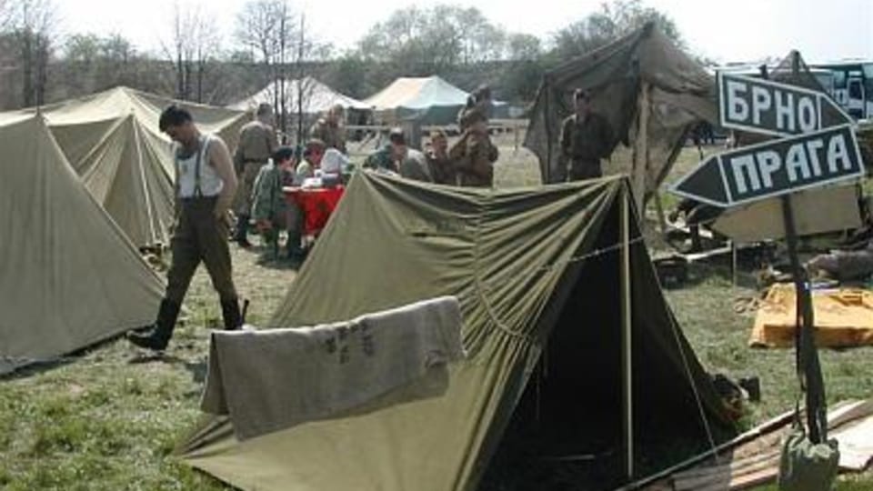 'Soviet soldiers' break for lunch