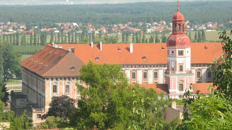 Roudnice nad Labem Castle with Mount Říp in the background | Photo: Dominik Jůn,  Radio Prague International