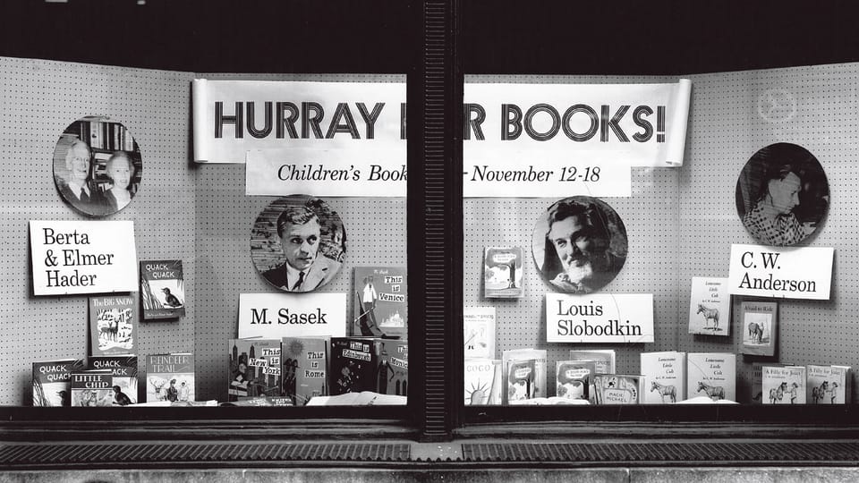 His books apparently sold 600 copies a day in NYC, photo: © Miroslav Šašek Foundation His books apparently sold 600 copies a day in NYC, photo: © Miroslav Šašek Foundation