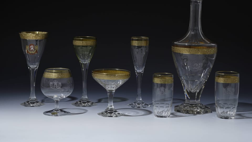 Glasses with an engraved small state emblem, the Slovak emblem and decorated with a gold band design, used between 1919 and 1920, photo: © Prague Castle collection, Jan Gloc Glasses with an engraved small state emblem, the Slovak emblem and decorated with a gold band design, used between 1919 and 1920, photo: © Prague Castle collection, Jan Gloc