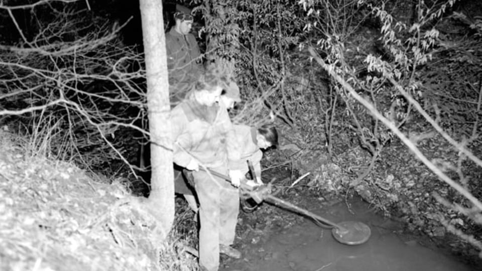 The approach to the cave was swept by a mine detector. No mines were found. (111-SC-228306), photo: US National Archives The approach to the cave was swept by a mine detector. No mines were found. (111-SC-228306), photo: US National Archives