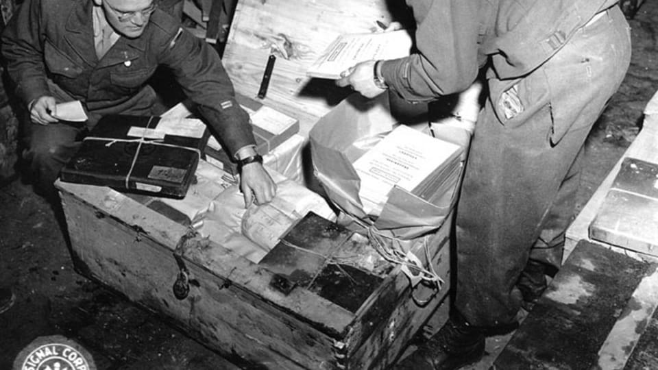 The boxes of hidden documents were opened back at the G-2 warehouse in Frankfurt, Germany. (111-SC-229100), photo: US National Archives The boxes of hidden documents were opened back at the G-2 warehouse in Frankfurt, Germany. (111-SC-229100), photo: US National Archives