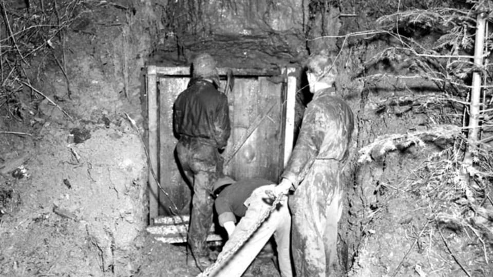 While pulling off the top arch of the cave entrance, the team discovered a series of cords running to detonators. (111-SC-229097s), photo: US National Archives While pulling off the top arch of the cave entrance, the team discovered a series of cords running to detonators. (111-SC-229097s), photo: US National Archives