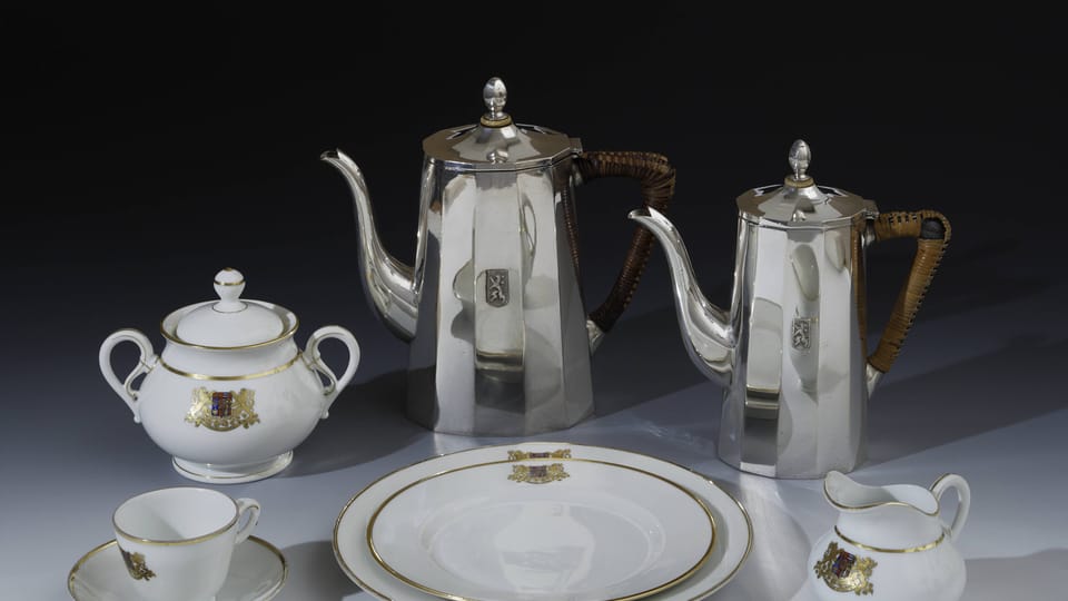 A selection from a dining set with a small national emblem, 1919, photo: © Prague Castle collection, Jan Gloc A selection from a dining set with a small national emblem, 1919, photo: © Prague Castle collection, Jan Gloc