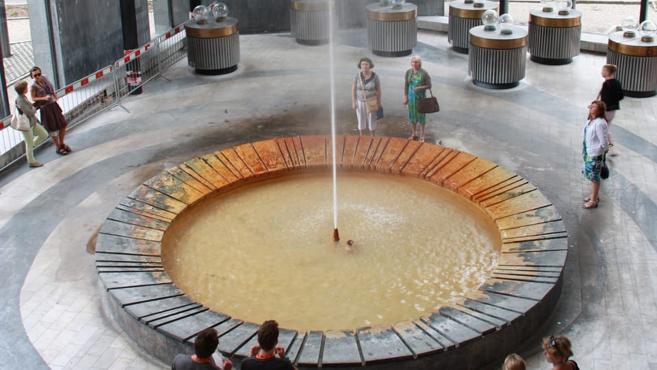 Karlovy Vary mineral spring Vřídlo | Photo: Barbora Němcová, Radio Prague International Karlovy Vary mineral spring Vřídlo | Photo: Barbora Němcová, Radio Prague International