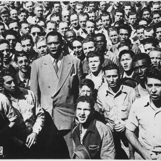 Paul Robeson, in 1942, leading California shipyward workers in singing The Star Spangled Banner | Photo: U.S. National Archives and Records Administration, public domain