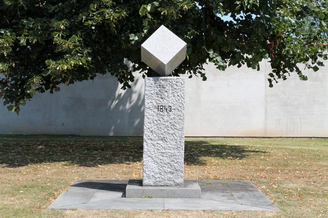 Memorial to the sugar cube in Dačice,  photo: Harold,  Wikimedia Commons,  CC BY-SA 3.0