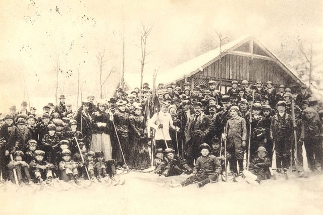 Ski racing in Jilemnice  (1902) | Photo: D. & R. N. B.,  Wikimedia Commons,  public domain