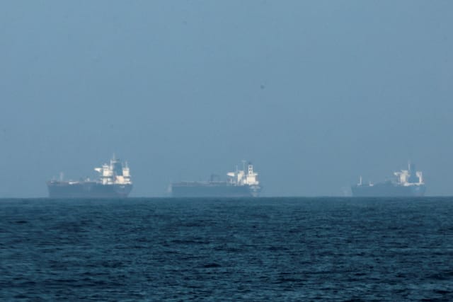 Tankers off the coast of Fujairah,  while Iran promises to close the Strait of Hormuz amid conflict between the US,  Israel,  and Iran,  United Arab Emirates,  March 3,  2026 | Photo: US Navy/Reuters