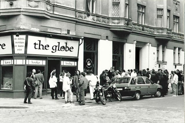 Crowds line up outside The Globe at the bookstore’s opening party in July 1993 | Photo: Mark Baker