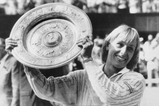 Martina Navrátilová,  the Wimbledon winner in 1984 with the trophy. | Photo: ČTK