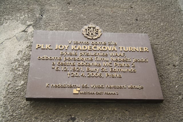 Plaque of Joy Kadečková Turner at Podskalská 3 at Podskalská street in Nové Město,  Prague | Photo: Jiří Sedláček,  Wikimedia Commons,  CC BY-SA 4.0 DEED