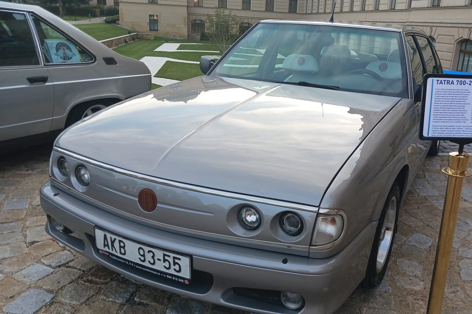 Tatra 700-2, Prime Minister Miloš Zeman's favorite car (with extra ashtray) | Photo: Lenka Žižková, Radio Prague International Tatra 700-2, Prime Minister Miloš Zeman's favorite car (with extra ashtray) | Photo: Lenka Žižková, Radio Prague International