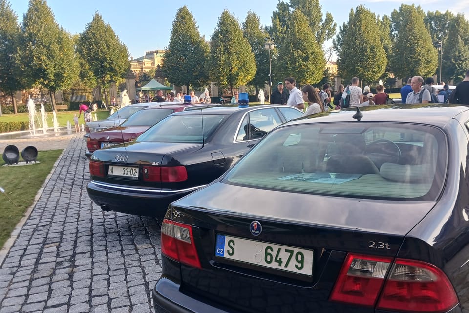 Exhibition of historic government vehicles in the garden of the Straka Academy | Photo: Lenka Žižková, Radio Prague International Exhibition of historic government vehicles in the garden of the Straka Academy | Photo: Lenka Žižková, Radio Prague International