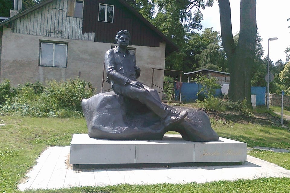 Monument of Jaroslav Hašek in Lipnice | Photo: Eva Odstrčilová, Czech Radio Monument of Jaroslav Hašek in Lipnice | Photo: Eva Odstrčilová, Czech Radio