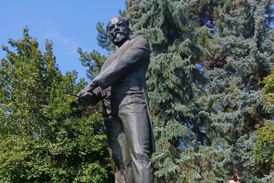 The statue of Antonín Dvořák in Nelahozeves | Photo: Guillaume Narguet, Radio Prague International The statue of Antonín Dvořák in Nelahozeves | Photo: Guillaume Narguet, Radio Prague International
