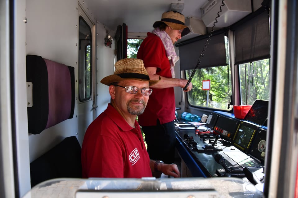 Chief Engineer Alexandr Šmíro Jr.  (in the back) is training his new colleague Rostislav in the operation of diesel locomotives | Photo: Břetislav Tureček,  Radio Prague International