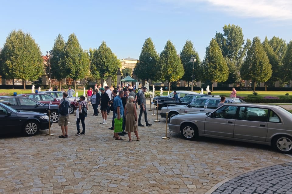 Exhibition of historic government vehicles in the garden of the Straka Academy | Photo: Lenka Žižková,  Radio Prague International